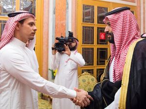 Momen Putra Khashoggi Bertatapan dengan Putra Mahkota Saudi