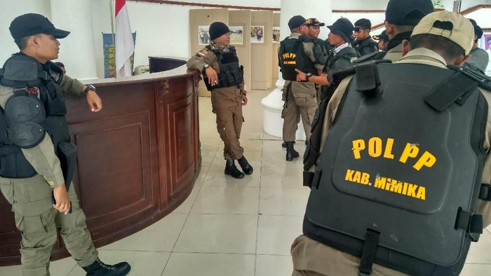 Anggota Satpol PP Mimika Demo Tuntut Bosnya Diganti