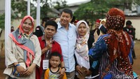 Hashim Djojohadikusumo melayani permintaan foto bersama warga.