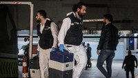 Selain dua koper mencurigakan, ditemukan juga sebuah kotak iPhone dan sebuah teko atau cerek yang ada di kursi belakang mobil. Chris McGrath/Getty Images.