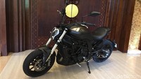Benelli 502C adalah sebuah motor cruiser entry level. Intinya kalau Anda kurang sanggup membeli motor cruiser sekelas Ducati XDiavel, motor ini bisa menjadi jawabannya. Foto: Dadan Kuswaraharja