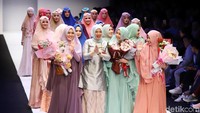 Mereka tampil dengan mengenakan busana dari Si.Se.Sa. Pool/Ismail/detikFoto.