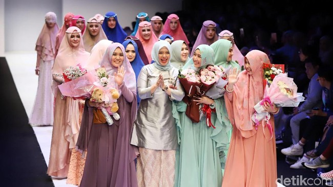 Desainer Dian Pelangi hingga label fashion syari Si.Se.Sa memamerkan koleksi terbarunya di ajang fashion terbesar di Jakarta, Jakarta Fashion Week 2019 pada 20-26 Oktober 2019. Apa yang mereka sajikan biasanya menjadi acuan tren hijab di Indonesia. Foto: Ismail/detikFoto