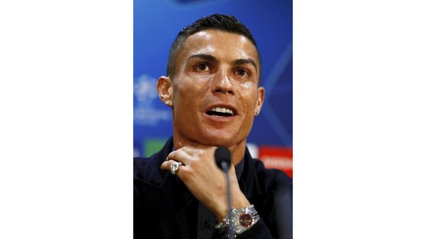 Cristiano Ronaldo sering memamerkan jam tangan yang digunakan kepada awak media saat konferensi pers.