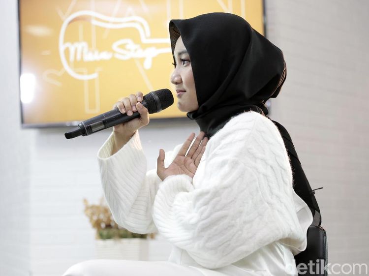 Iis Dahlia, Single Jingga, dan Pacar Baru Fatin di Main Stage