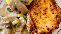 Agar rasa rolade lebih enak, bisa tambahkan tumisan dan saus jamur yang gurih. Tak lupa potongan daun bawang yang ditambahkan @lea.loves.prague. Foto: Instagram