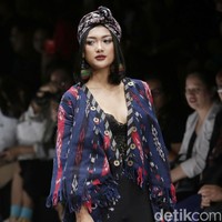 Tidak ketinggalan Marion Jola dengan gaya seksinya yang berbalut korset renda hitam dan outerwear berbahan tenun. (Foto: Palevi S/detikFoto)