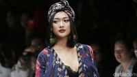 Marion Jola turut tampil di ajang Jakarta Fashion Week 2019 dengan mengenakan busana dari Anne Avantie. Ia terlihat seksi saat beraksi di runaway.  Foto: Palevi S/detikFoto