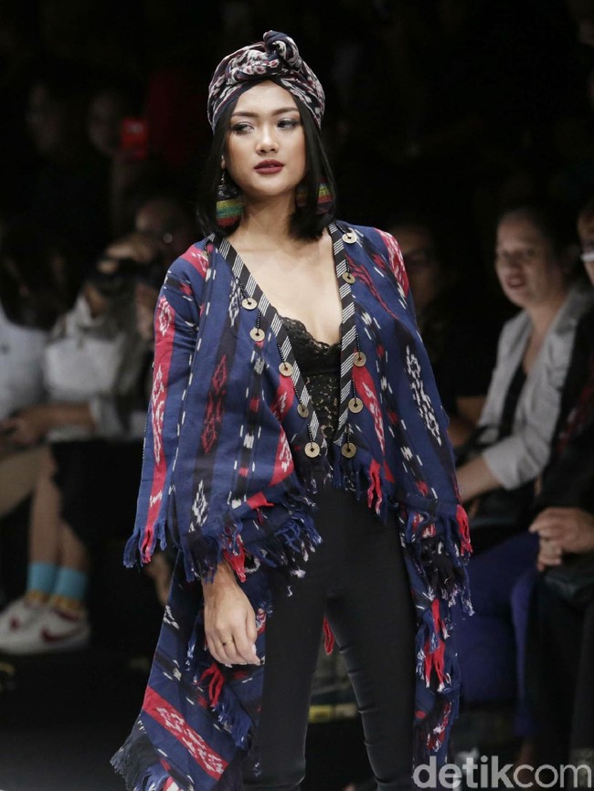 Tidak ketinggalan Marion Jola dengan gaya seksinya yang berbalut korset renda hitam dan outerwear berbahan tenun. (Foto: Palevi S/detikFoto)