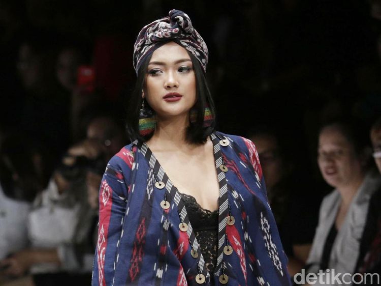 Penampilan Si Seksi Marion Jola di JFW 2019