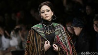 Maia Estianty terlihat fierce kala beraksi di runaway. Pool/Palevi S/detikFoto.