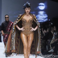 Model dan presenter Patricia Gunawan atau lebih dikenal sebagai Patricia Gouw tampil seksi sekaligus memesona dalam balutan tenun yang dikemas cantik sebagai outer dan dikawinkan bersama brokat. Foto: Mohammad Abduh/Wolipop