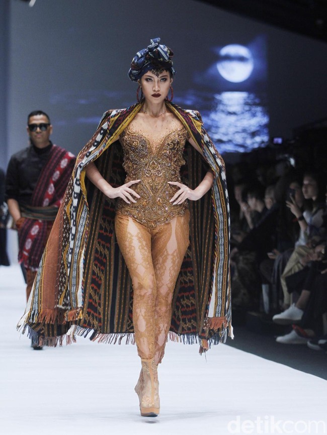 Masih dari fashion show Anne Avantie, hadir pula presenter dan model Patricia Gunawan. Top 3 Asias Next Top Model Cycle 4 itu mencuri perhatian dengan jumpsuit kebaya berwarna nude. (Foto: Mohammad Abduh/Wolipop)