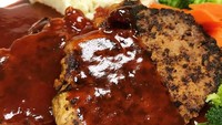 Tekstur rolade yang lembut dan tidak alot, membuatnya cocok dipadukan dengan saus mulur BBQ dan kentang tumbuk serta setup sayuran punya @publickhousewoodstock. Foto: Instagram