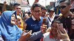 Adu Gaya Jokowi vs Sandiaga Blusukan ke Pasar