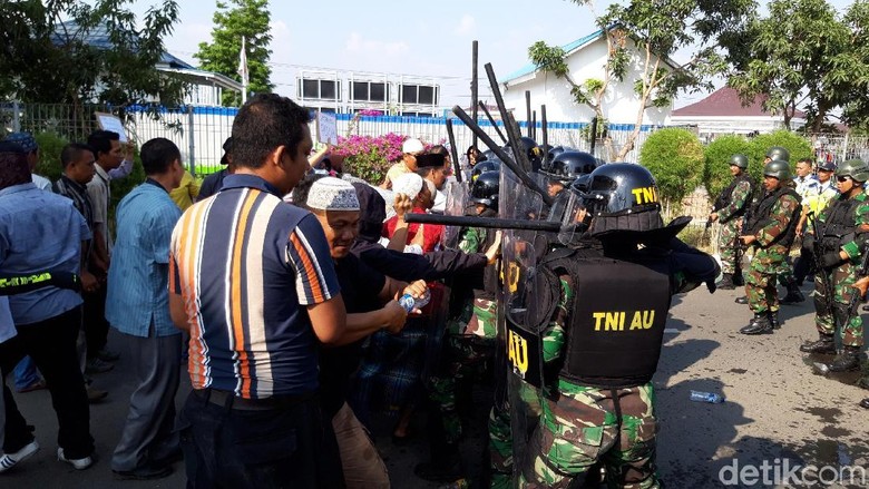 Melihat Demo Berujung Ricuh dalam Simulasi di Bandara Adi Soemarmo Melihat Demo Berujung Ricuh dalam Simulasi di Bandara Adi Soemarmo