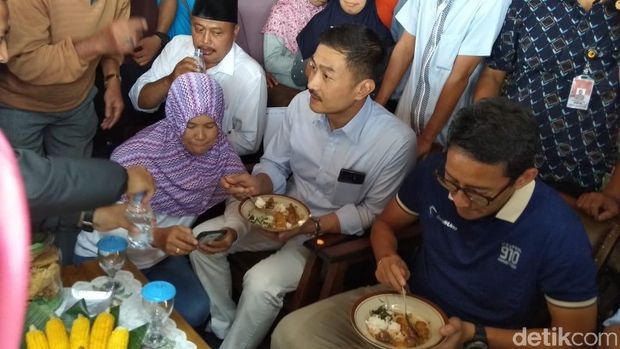 Sandiaga Uno mencicipi sambal tumpang di Salatiga. 