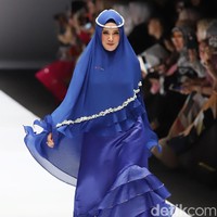 Mulan Jameela tampil lebih dulu di hari keempat Jakarta Fashion Week 2019, Selasa (23/10/2018) sore. Mulan menjadi muse untuk fashion show brand busana muslim syari Si.Se.Sa yang mengangkat tema Coral Reefs atau terumbu karang. Foto: Ismail/detikFoto