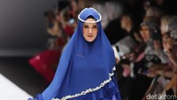 Mulan Jameela tampil dengan busana muslim berwarna biru. Pool/Ismail/detikFoto.