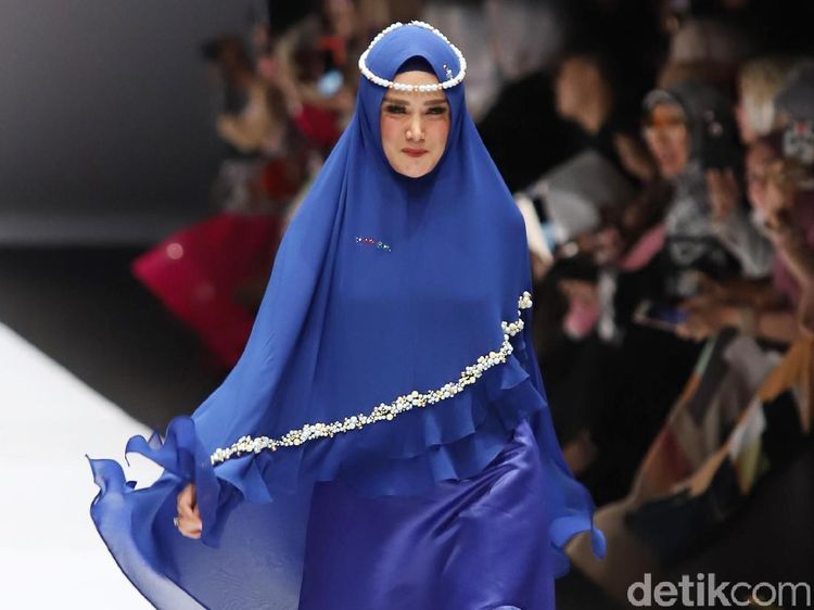 Ini Aksi Mulan Jameela di JFW 2019 dengan Gaya Paskibra