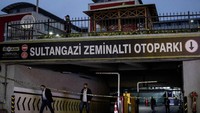 Sebuah mobil diplomatik milik Konsulat Saudi ditemukan terparkir dan ditinggalkan begitu saja di area parkir distrik Istanbul. Mobil sedan merek Mercedes dengan nopol diplomatik milik Konsulat Saudi itu ditemukan di sebuah area parkir privat distrik Sultangazi, Istanbul pada Senin (22/10/2018) lalu. Tampak area parkir itu diberi garis polisi. Chris McGrath/Getty Images.