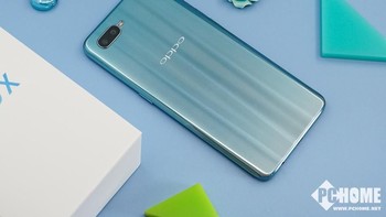 Hanya saja ponsel ini menawarkan tampilan bagian belakang berwarna gradien. Foto: Sina Mobile