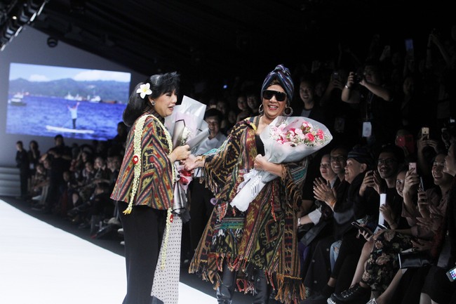 Aksi panggung Susi ini didedikasikan untuk para nelayan korban bencana gempa dan tsunami di Palu dan Donggala. Kolaborasi Susi dan Anne Avantie pun menghasilkan donasi 10 kapal untuk nelayan di Palu dan Donggala agar bisa kembali melaut. Foto: Dok. Moh. Abduh/Wolipop