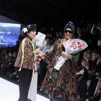 Aksi panggung Susi ini didedikasikan untuk para nelayan korban bencana gempa dan tsunami di Palu dan Donggala. Kolaborasi Susi dan Anne Avantie pun menghasilkan donasi 10 kapal untuk nelayan di Palu dan Donggala agar bisa kembali melaut. Foto: Dok. Moh. Abduh/Wolipop