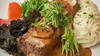 Ada kentang tumbuk, selada, hingga tomat, yang disajikan dengan potongan rolade saus jamur milik @ciaowinnipeg. Foto: Instagram