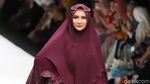 Ini Aksi Mulan Jameela di JFW 2019 dengan Gaya Paskibra