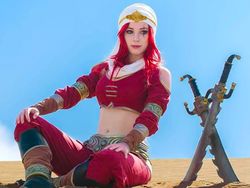 Aksi Enji Night, Cosplayer Hungaria yang Jelita