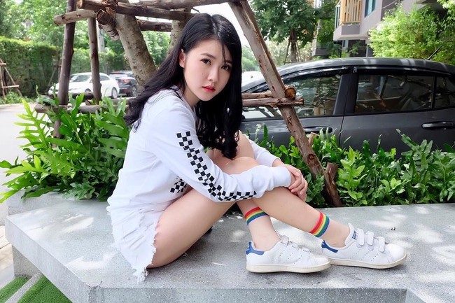 Bagaimana menurutmu dengan gaya kasual Maypim saat mengenakan sneakers putih dan makeup flawless ini? Foto: Instagram @maypimm