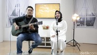 Fatin saat membawakan lagu barunya yakni Jingga di kantor detikcom, Kapten Tendean, Jakarta Selatan. 