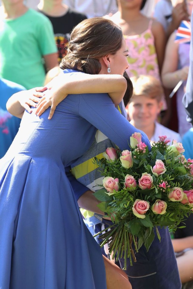 Protokol istana tidak memperbolehkan anggota kerajaan memeluk atau berinteraksi secara intens dengan rakyat jelata. Tapi ketika mengunjungi yayasan anak di Jerman pada Juli 2017, Kate Middleton kedapatan menyalami dan memeluki anak-anak dengan erat. Foto: Getty Images