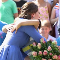 Protokol istana tidak memperbolehkan anggota kerajaan memeluk atau berinteraksi secara intens dengan rakyat jelata. Tapi ketika mengunjungi yayasan anak di Jerman pada Juli 2017, Kate Middleton kedapatan menyalami dan memeluki anak-anak dengan erat. Foto: Getty Images