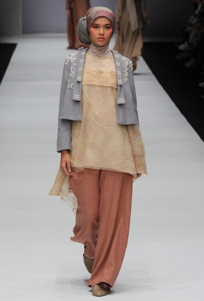 Tak hanya corak printing, KAMI membawa serta brukat dan sulam khas Indonesia dalam karyanya.  Foto: Dok. KAMI