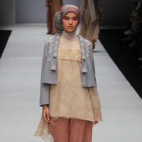 Tak hanya corak printing, KAMI membawa serta brukat dan sulam khas Indonesia dalam karyanya.  Foto: Dok. KAMI