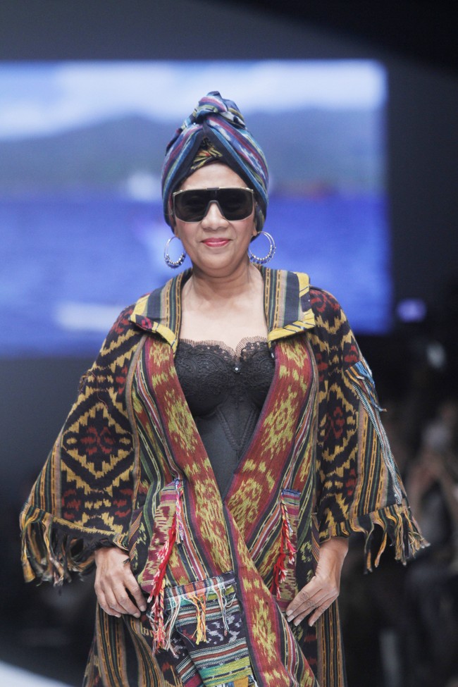 Sejak keluar panggung hingga berpose di ujung runway, Menteri Susi sukses membuat heboh Fashion Tent Jakarta Fashion Week, tempat berlangsungnya acara. Foto: Dok. Moh. Abduh/Wolipop