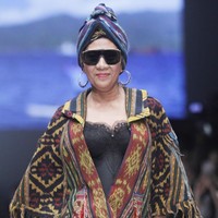 Sejak keluar panggung hingga berpose di ujung runway, Menteri Susi sukses membuat heboh Fashion Tent Jakarta Fashion Week, tempat berlangsungnya acara. Foto: Dok. Moh. Abduh/Wolipop