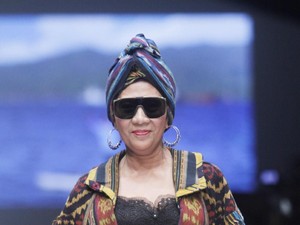 Pakai Turban, Ini Potret Gaya Keren Menteri Susi Saat Jadi Model Catwalk