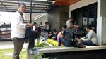 Foto: Geger Sekeluarga Tewas dengan Luka Tembak di Kepala