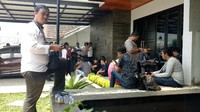 Polisi belum bisa memastikan penyebab keempat korban itu ditemukan tewas oleh warga sekitar. Namun korban ditemukan dalam kondisi luka tembak. 