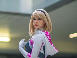 Aksi Enji Night, Cosplayer Hungaria yang Jelita