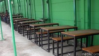 Sejumlah fasilitas untuk para PKL berdagang pun telah disediakan seperti bangku, meja, wastafel dan colokan listrik.