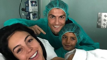 Foto Cristiano Ronaldo pamer anaknya yang baru lahir mendapatkan 11,4 juta like. Foto: Instagram