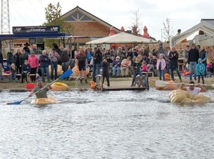 Beda! Ini Balapan Pakai Perahu Labu Raksasa di Jerman