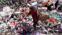 Hal itu membuat sampah di kawasan ini kian mengunung.