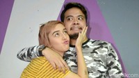 Semoga sama yang ini langgeng ya Reza! Pool/Ismail/detikFoto.