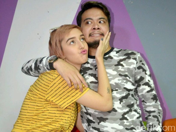 Reza SMASH dan kekasihnya Fabiola saat mengisi acara Rumpi: No Secret.