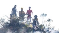 Proses evakuasi pun membutuhkan waktu yang lama karena angin kencang membuat api menjalar semakin luas di beberapa titik di hutan area Banos de Agua, Ekuador. Jackson Zamora/via Reuters.